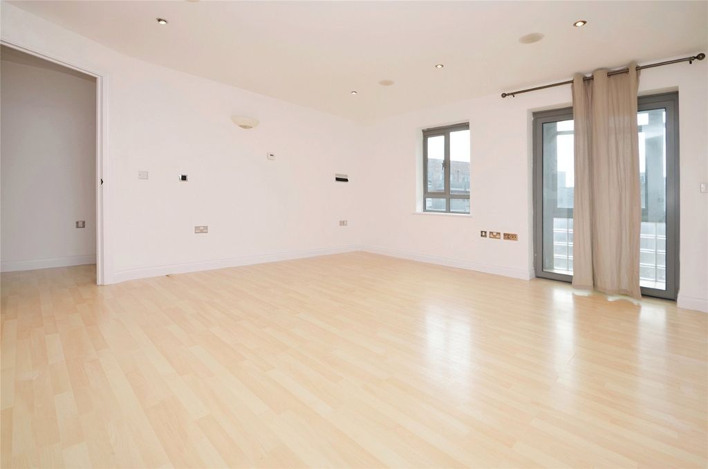 Property photo 2 of 8 Picture No. 13