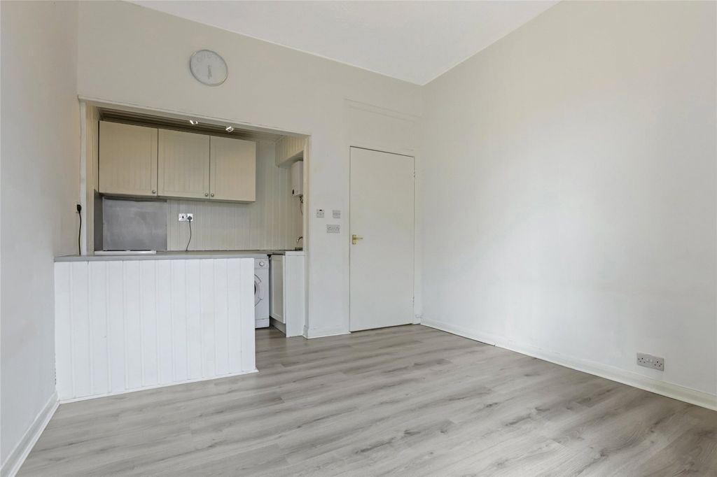 Property photo 3 of 18 Lounge/Kitchen