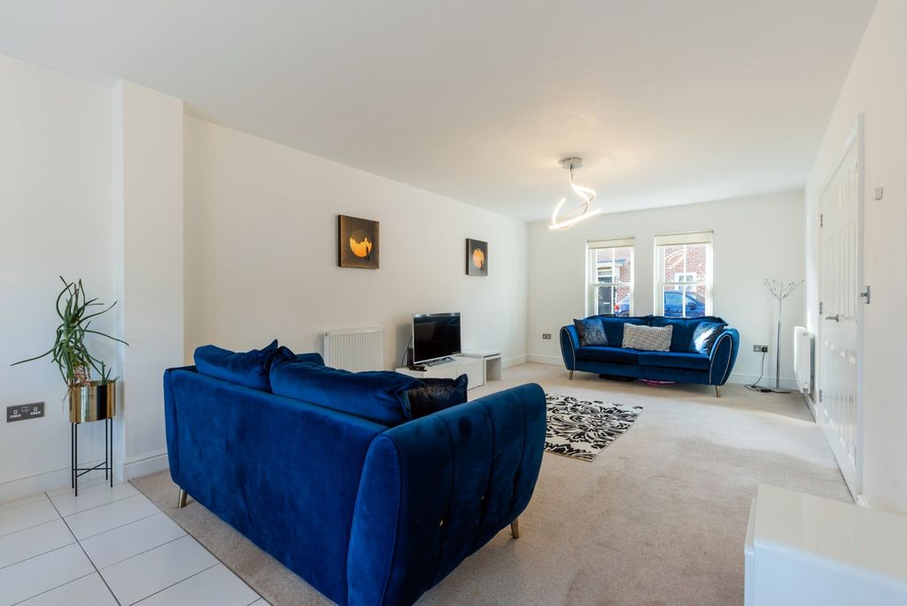 Property photo 3 of 18 Living Room