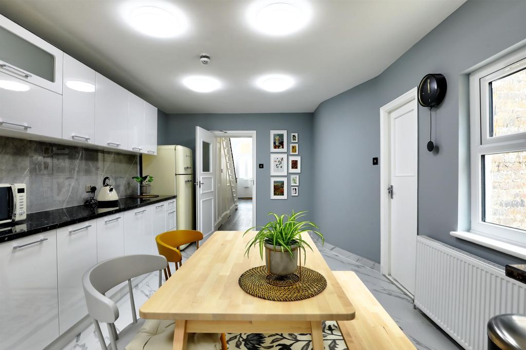 Property photo 2 of 20 Central Communal Area With Modern Kitchen
