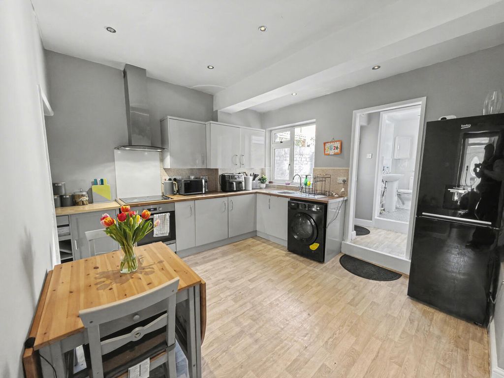 Property photo 3 of 10 Kitchen