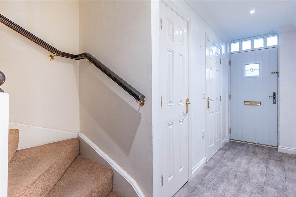 Property photo 3 of 31 Entrance Hall