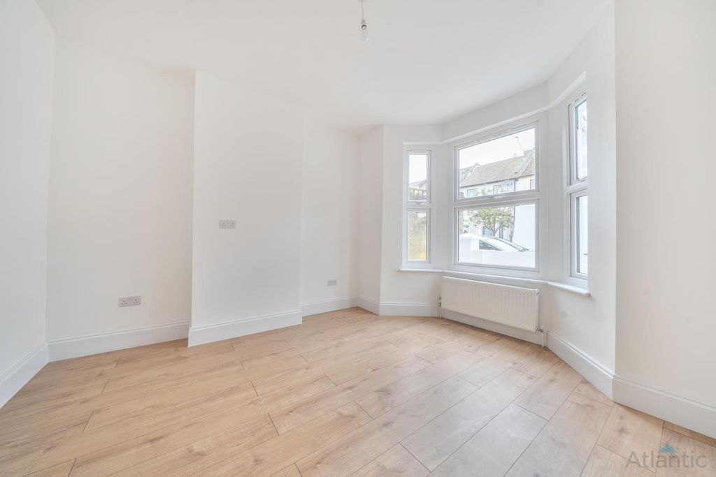 Property photo 2 of 11 Gallery