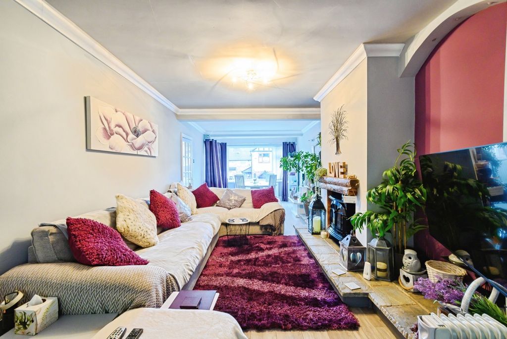 Property photo 1 of 18 Lounge
