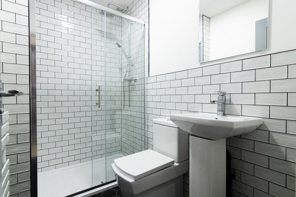 Property photo 2 of 13 20Hr Bathroom