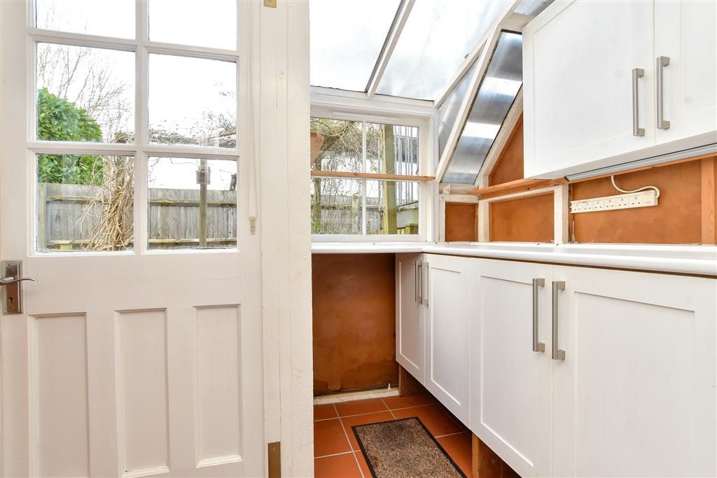 Property photo 3 of 10 Lean-To