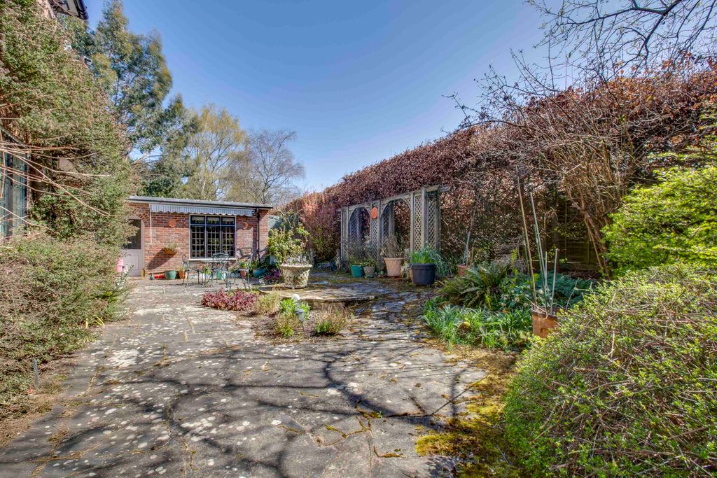Property photo 3 of 21 Whitegates Cokes Farm Lane, Hp8 4Tu (Low Res) -10