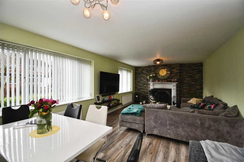 Property photo 1 of 26 Lounge
