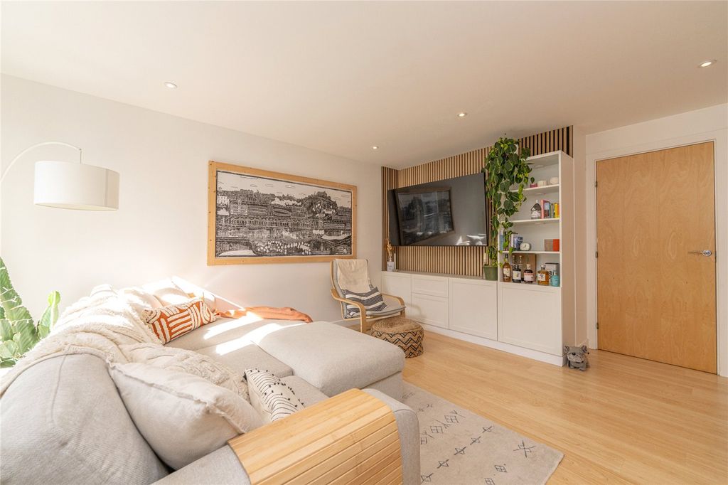 Property photo 3 of 24 Lounge/Kitchen Alt