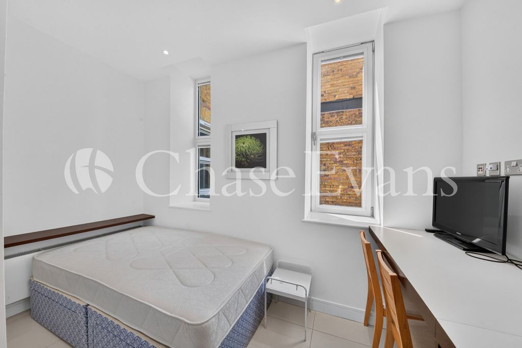 Property photo 1 of 11 Living/Sleeping