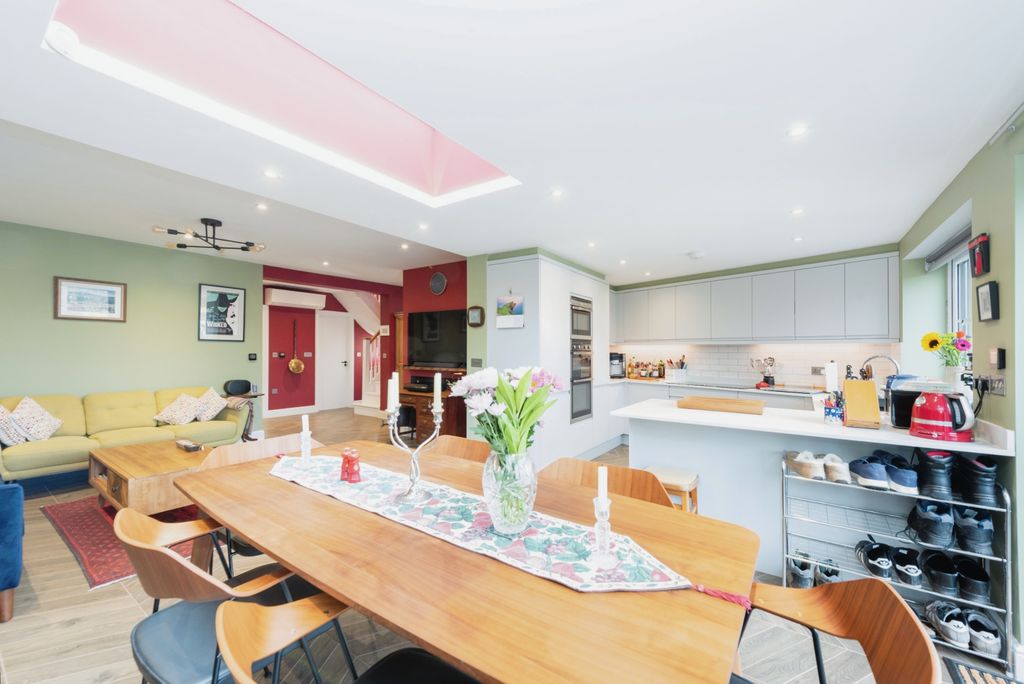 Property photo 3 of 17 Kitchen/Reception