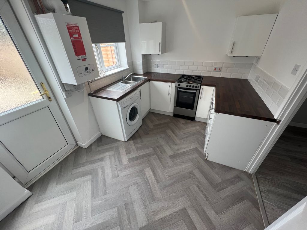 Property photo 3 of 7 Kitchen