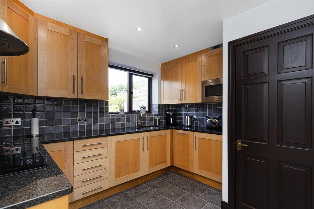 Property photo 3 of 48