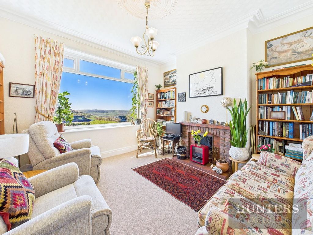 Property photo 3 of 32 Cam05316G0-Pr0032-Still015.Jpg