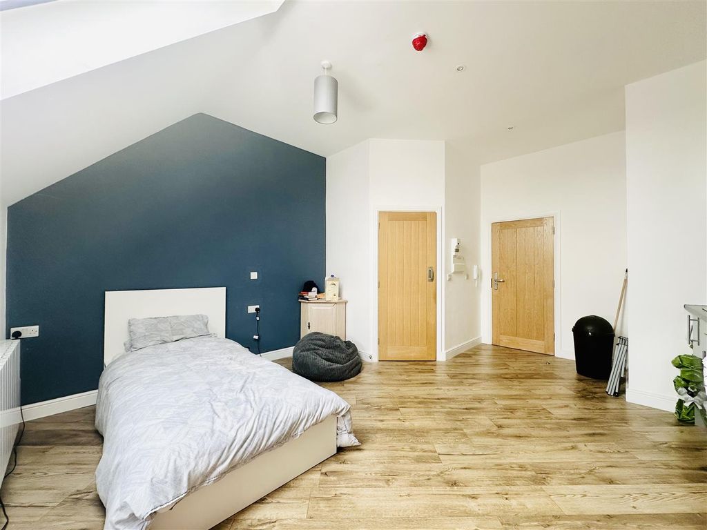 Property photo 1 of 10 Studio