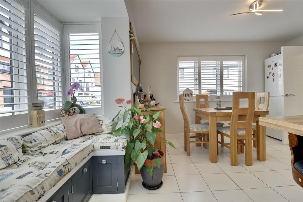 Property photo 2 of 33 0882B703-7368-43Ff-B887-E70116203609_1_201_A.Jpeg