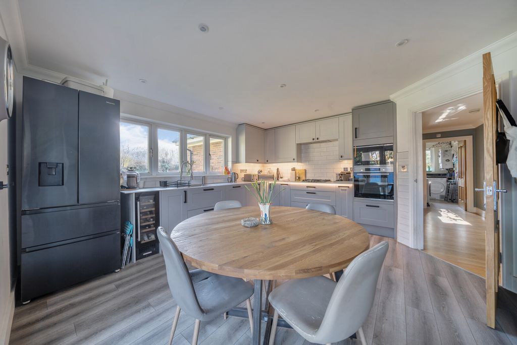 Property photo 2 of 15 1405465-13-698340...