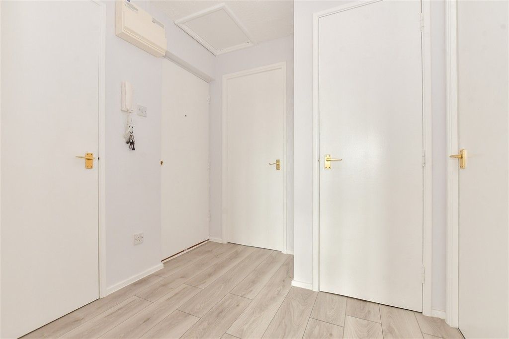 Property photo 3 of 11 Entrance Hall