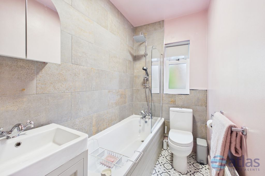 Property photo 3 of 19 Bathroom