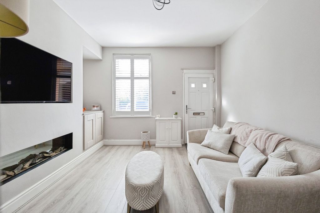 Property photo 3 of 18 Pbox-Img.Jpg