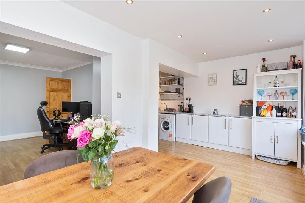 Property photo 2 of 22 Littlehampton Rd_6.Jpg