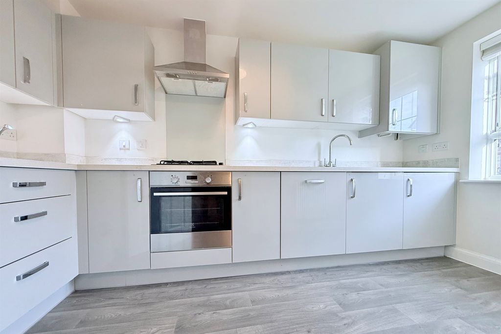 Property photo 2 of 28