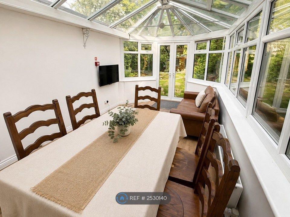 Property photo 2 of 10 Dining Table & Lounge
