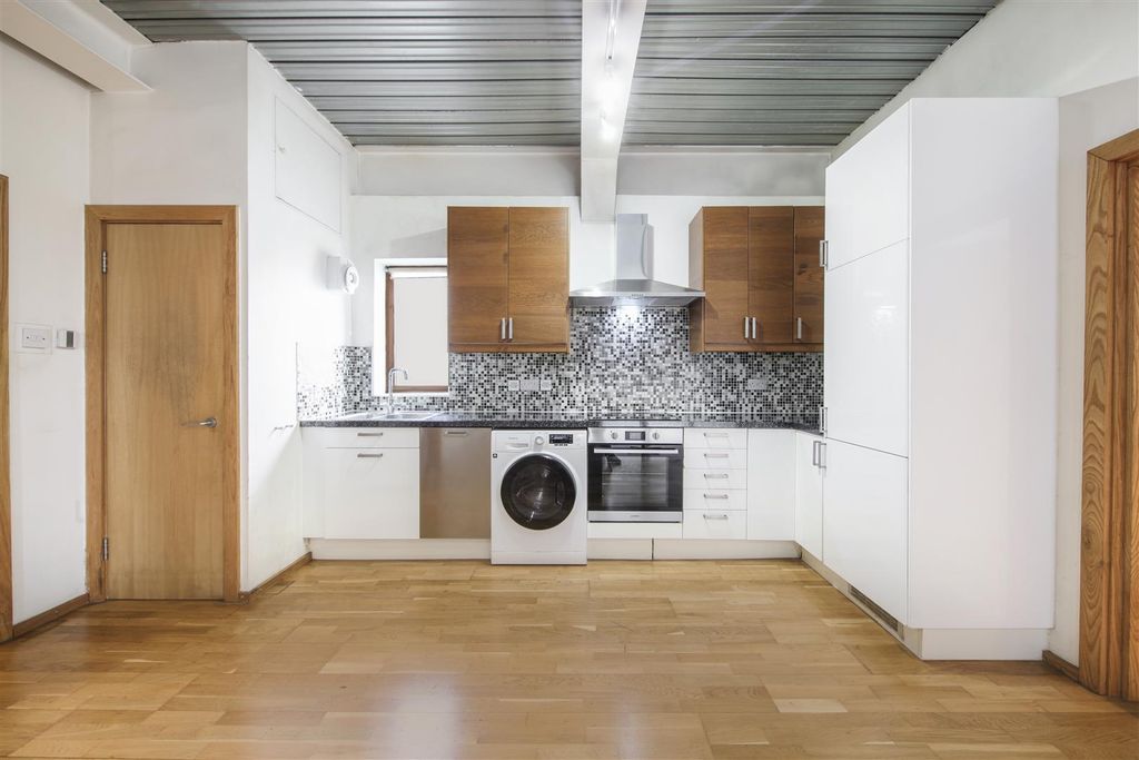 Property photo 3 of 11 Granite Worktops