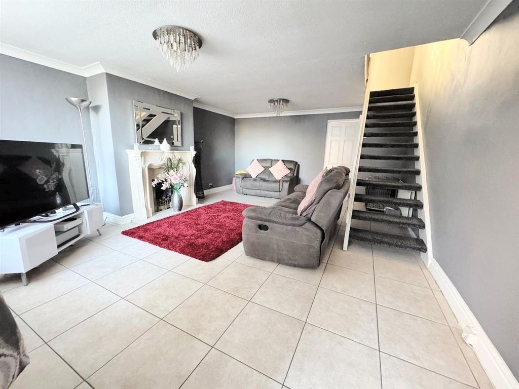 Property photo 2 of 11 Lounge