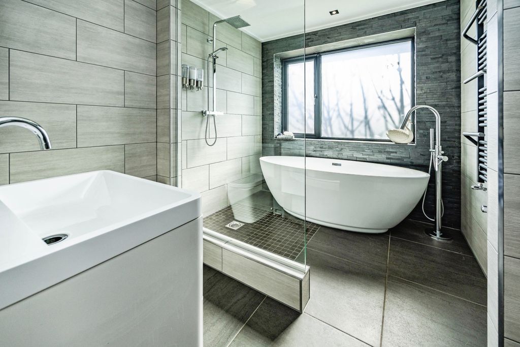Property photo 3 of 19 Bathroom