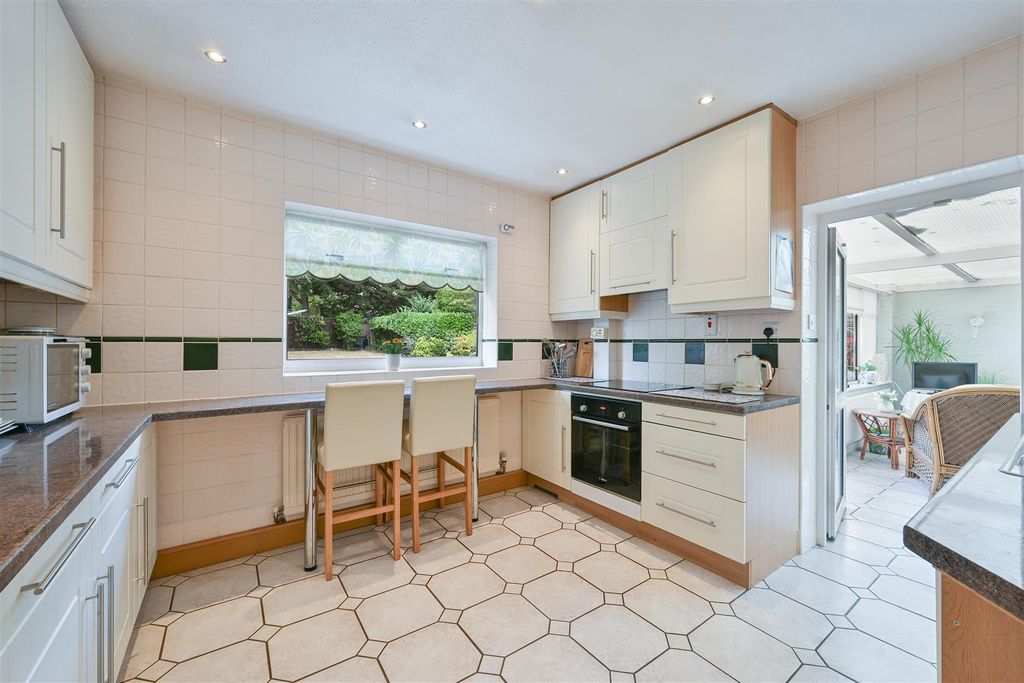 Property photo 3 of 20 Cheviot Close, 7- (5).Jpg