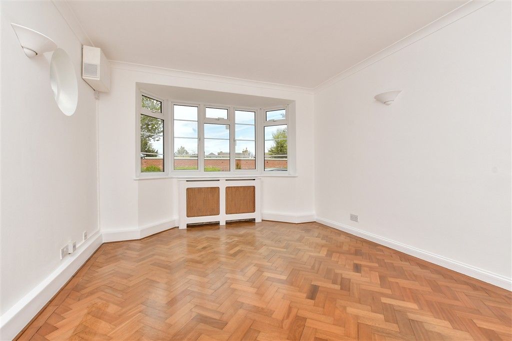 Property photo 3 of 15 Lounge