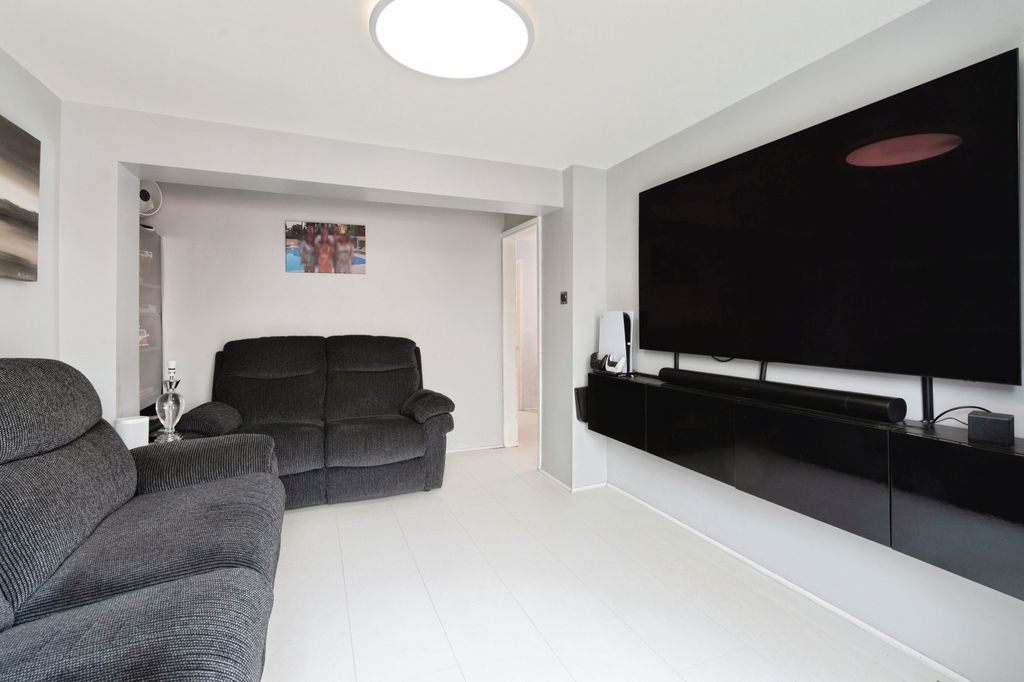 Property photo 2 of 12 30Laburnumavenuelaburnumavenuewickfordss120Da-6