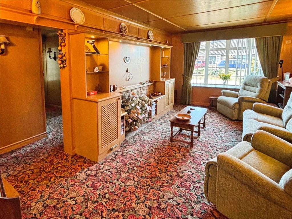 Property photo 3 of 21 Lounge