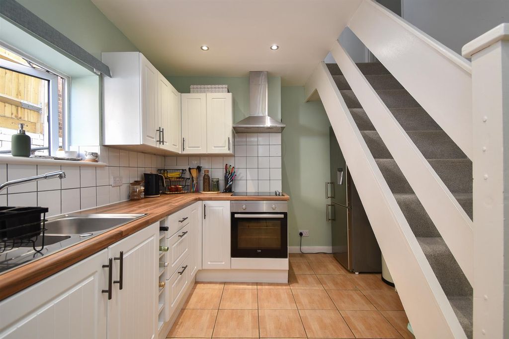 Property photo 3 of 19 Kitchen