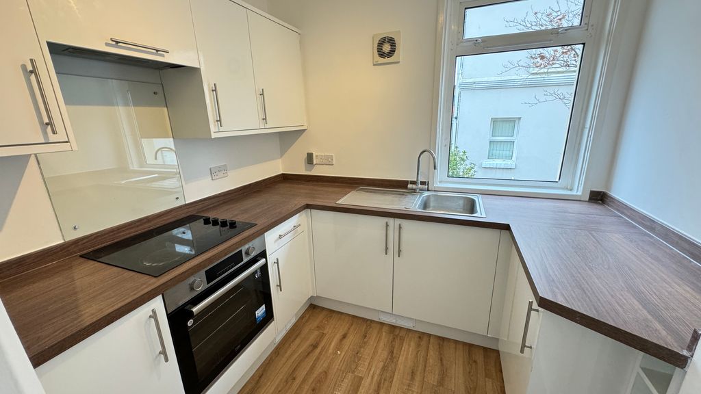 Property photo 2 of 8 Kitchen