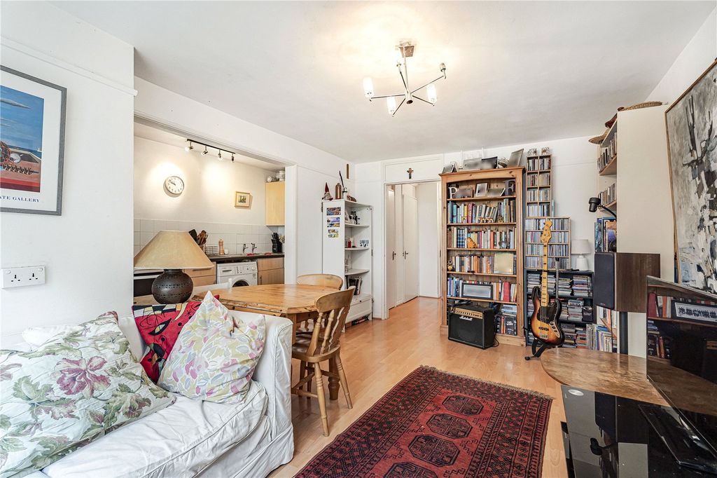 Property photo 3 of 8 Picture No. 17