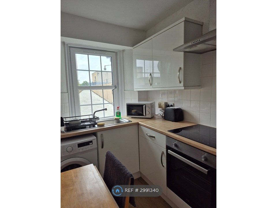 Property photo 3 of 11 Kitchen
