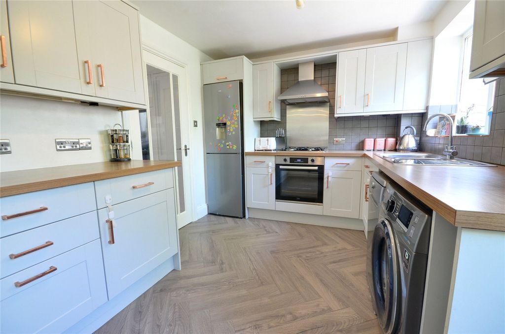 Property photo 3 of 17 Kitchen