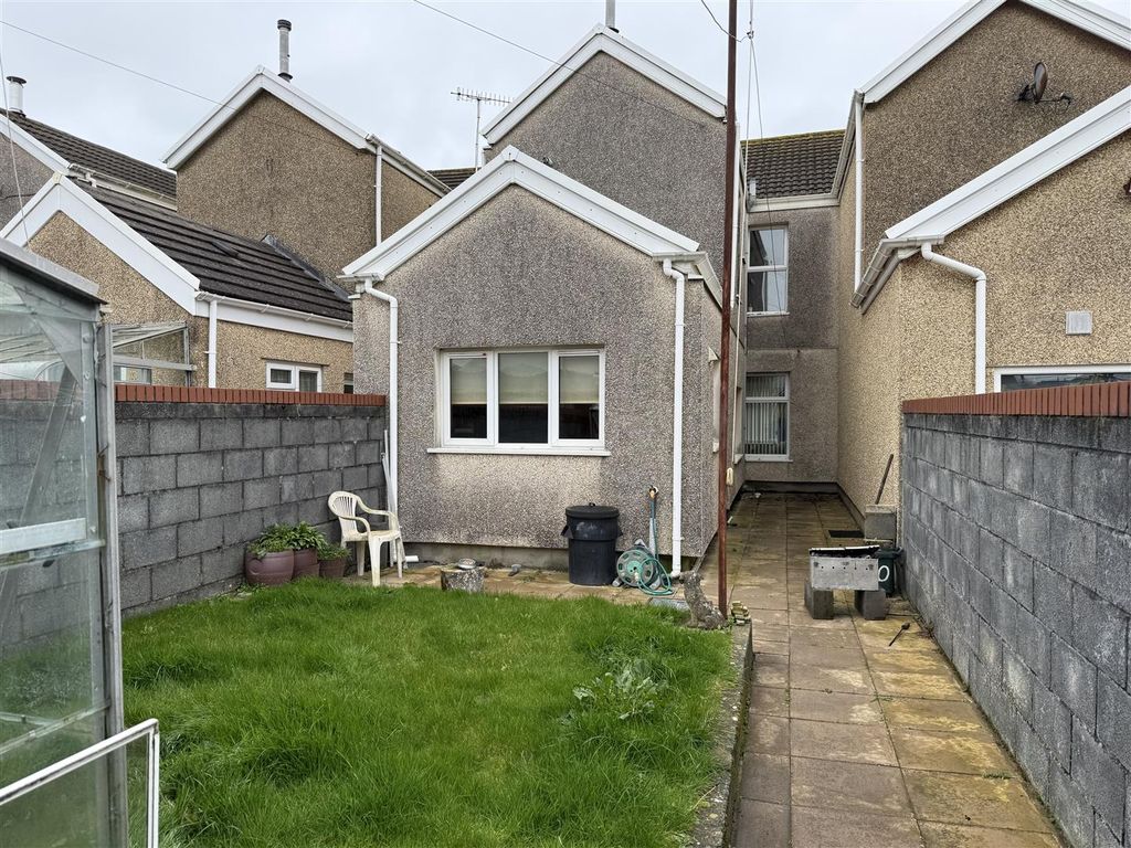 Property photo 3 of 17 Externally