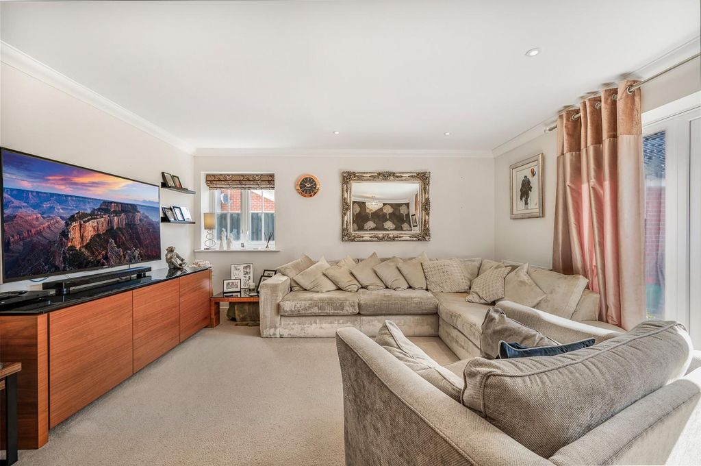 Property photo 2 of 20 Sitting Room