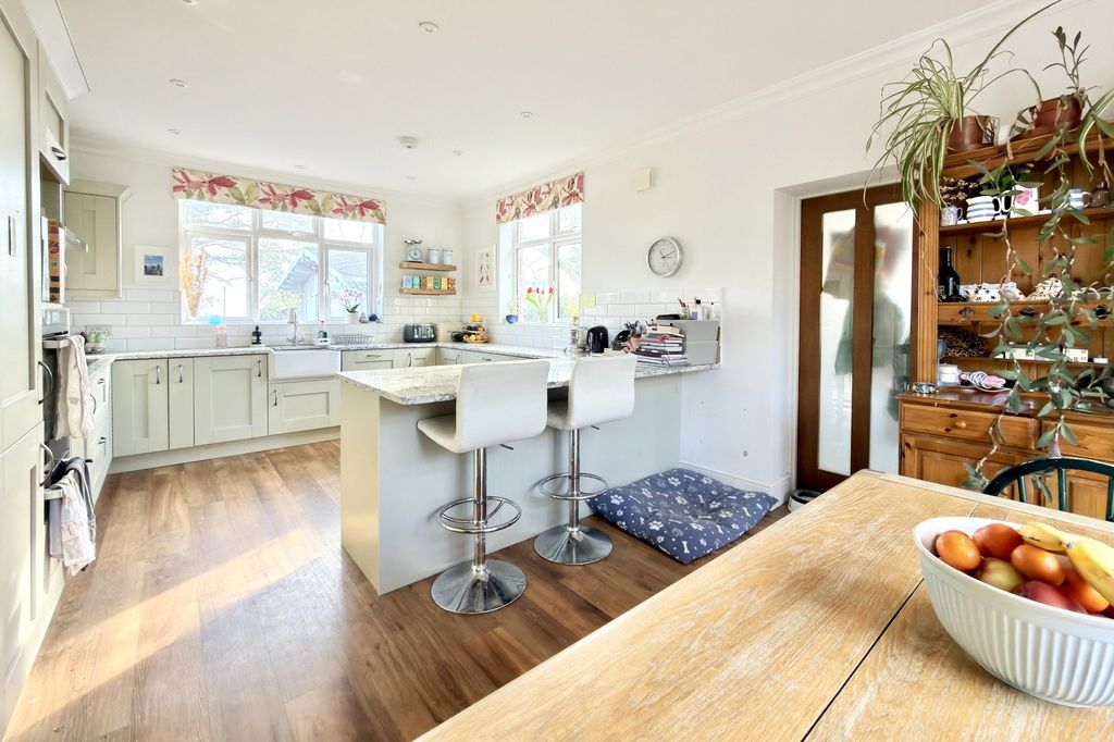 Property photo 2 of 27 Picture No. 13