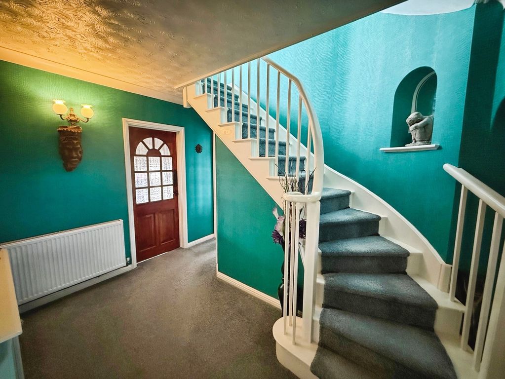 Property photo 2 of 32 Entrance Hall