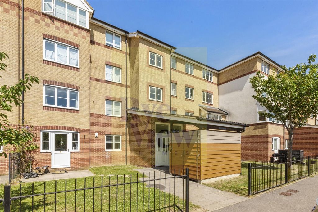 Property photo 1 of 7 Peatey Court, Princes Gate, Hp13 7Ay (L)-7.Jpg