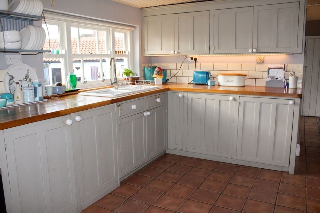 Property photo 3 of 20 Kitchen
