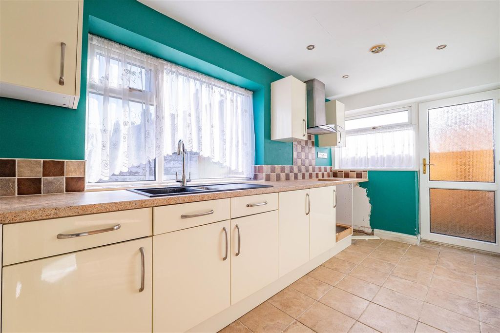 Property photo 3 of 21 Kitchen