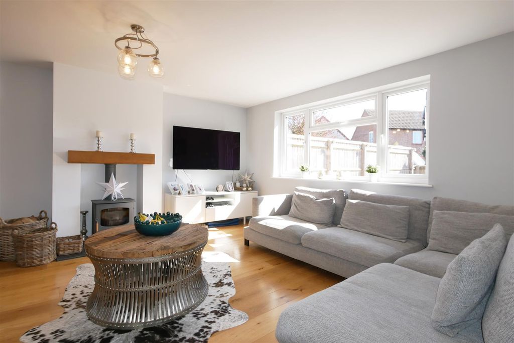 Property photo 3 of 13 Lounge