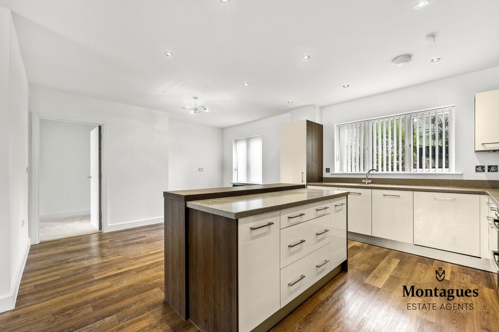 Additional image 8 of 2 bed flat for saleCentre Drive, Epping CM16
