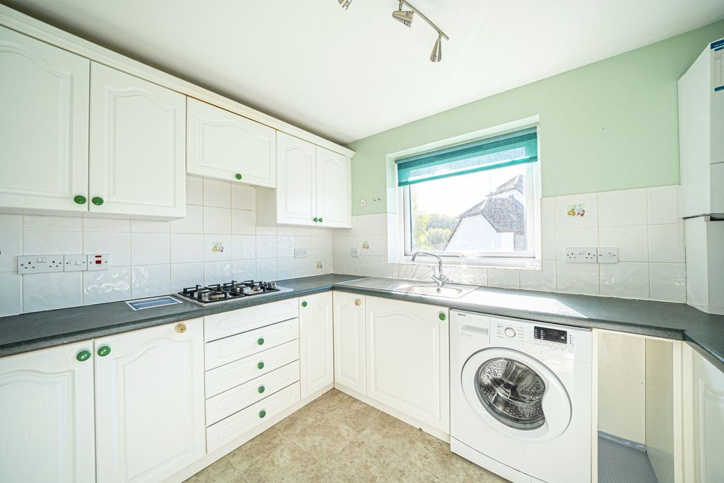 2 bed flat for saleCarters Meadow, Charlton SP10 photo 4