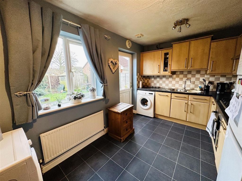 Property photo 3 of 9 Kitchen